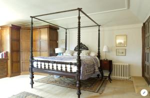 HarlingtonB&B Harlington Manor的一间卧室,卧室内配有一张天蓬床
