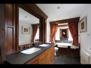 HarlingtonB&B Harlington Manor的一间带两个盥洗盆和大镜子的浴室