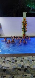 BolinaoApartment in Holidays Beach Resort的一群儿童在游泳池游泳
