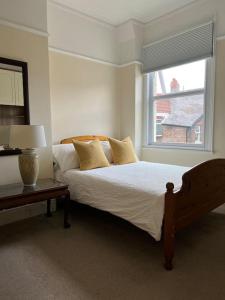 利物浦Liverpool Victorian Townhouse - 3 Bedrooms的白色的卧室设有床和窗户