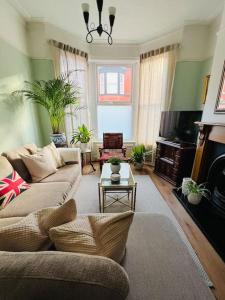 利物浦Liverpool Victorian Townhouse - 3 Bedrooms的带沙发和电视的客厅