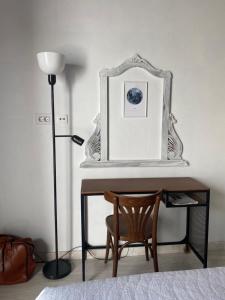 Tajace de AbajoLa Cuadra de Pascuala的一张桌子、椅子、一盏灯和一张照片