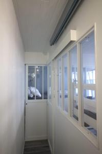 拉弗洛特Cosy Apartment In The Center Of La Flotte的走廊上设有玻璃门