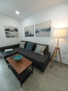 厄尔-汝姆披多Apartamento moderno frente a la playa San Miguel的客厅配有沙发和桌子