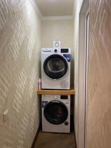 梅斯蒂亚Guesthouse SHAMPRIANI的小房间设有洗衣机和洗衣机