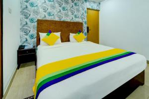 巴特那Itsy By Treebo - Buddha Inn的床上有彩虹色的毯子