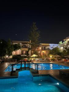 古瓦伊Marigianna的度假村在夜间提供大型游泳池