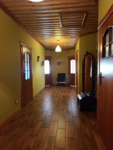 ZalesieNoclegi u Janusza的客厅设有木制天花板和木地板。