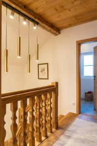巴特奥塞Haus Stangl的房屋内的楼梯,设有木制天花板