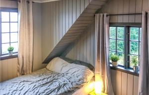 HommersåkBeautiful Home In Hommersk With Wifi的配有2扇窗户的客房内的1张床