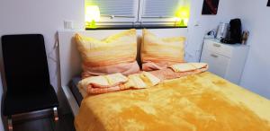 埃尔夫特施塔特Klein und fein的一间卧室配有一张带黄色床单和枕头的床。