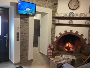 ÉmbonasCasa Charma的客厅设有壁炉和墙上的电视