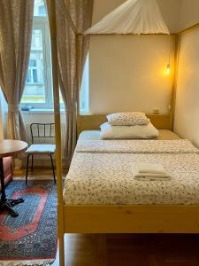 布拉格艾玛公寓的一间卧室配有一张带天蓬的床