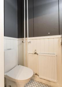 PirkkalaWalkilan vanha kartano的浴室配有白色卫生间和散热器