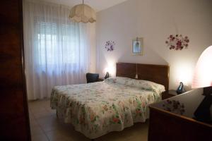 卡斯蒂里昂纳·德拉佩APPARTAMENTI PANORAMICI VISTA MARE的一间卧室配有一张带花卉床罩的床