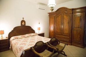 卡斯蒂里昂纳·德拉佩APPARTAMENTI PANORAMICI VISTA MARE的一间卧室配有一张大床和木制橱柜。