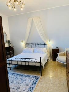 奥贝里塞Podere Gradisca的一间卧室配有一张床和一个吊灯