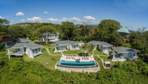 蒙特苏马Adeluna Luxury Villas的享有带游泳池的房屋的空中景致