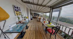 坎丕里亚麦利蒂玛赛斯托森索套房住宿加早餐旅馆的客房设有带桌椅的阳台。