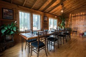 LovellThe Lodge at Pleasant Point的一间带长桌和椅子的用餐室