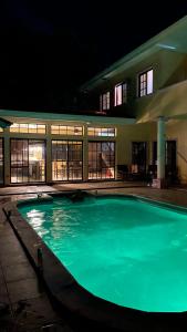 特拉Casa Lila的一座游泳池,在晚上在建筑物前