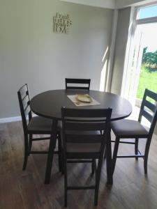 Paix Bouche2 Bedroom Residential Rental Unit的餐桌、四把椅子、桌子和桌椅