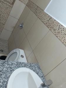 Paix Bouche2 Bedroom Residential Rental Unit的浴室配有白色卫生间和淋浴。