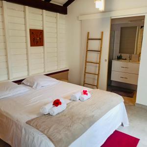 勒迪亚芒Villa TrÔpik Diamond + Bungalow的一间卧室配有带毛巾的床