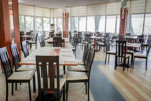 阿尔贝纳拉古纳海滩酒店的用餐室设有桌椅和窗户。