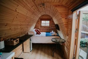 巴茅思River Side Cabin with Hot tub Snowdonia的小木屋内的卧室,配有一张床