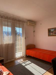 索科矿泉村Bisa的一间卧室设有红色的床和窗户。