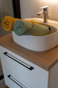 LempdesCasa Ragazzi - Refait à neuf - Calme - Parking的浴室水槽上方的毛巾