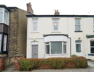 韦瑟比Perfectly located 4 bed town house in central Wetherby sleeps 8的前面有 ⁇ 的白色房子