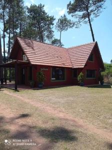 埃斯特角城Casa En Punta Ballena Zona Chihuahua Mínimo tres noches的红色屋顶的红色小房子