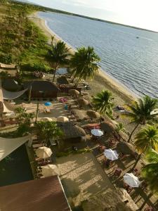 南迪Joe's Shack - A cosy oasis in Nadi close to the beach, supermarkets, restaurants, Denarau Island and the Marina.的享有棕榈树和遮阳伞海滩的空中景致