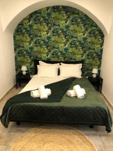 坎普马约尔NatureHouse的一间卧室配有一张大床和毛巾