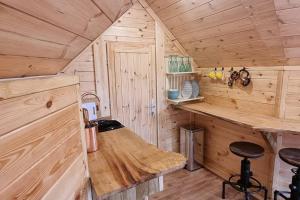 巴茅思Woodland Cabin with Hot tub & log burner的小木屋内的厨房配有柜台