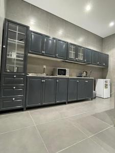欧拉LADAN APARTMENT的厨房配有黑色橱柜和台面