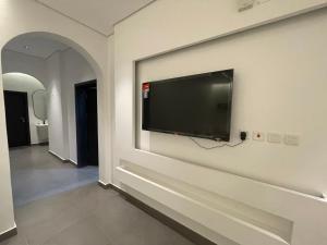 欧拉LADAN APARTMENT的走廊墙上的平面电视