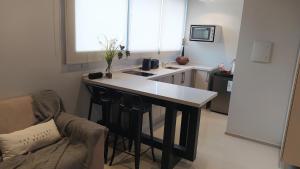 耶尔瓦布埃纳Duplex premium, excelente ubicacion II的一间厨房,房间中间有一个岛屿