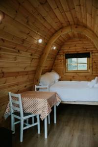 巴茅思Willow SPECIAL WINTER OFFER - Hot tub & Log burner的小屋内带两张床和一张桌子的房间
