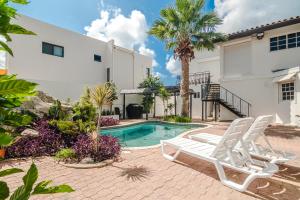 棕榈滩Villa Fontana 1 & 2的别墅 - 带游泳池和2把椅子