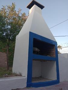 圣路易斯Departamento La Argentina的坐在街道边的蓝色和白色物体