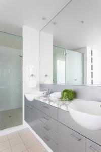 卡伦德拉卡朗德拉丽景酒店的白色的浴室设有2个盥洗盆和淋浴。