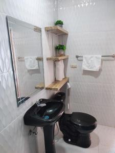 阿亚姆佩ROOM COLIBRÍ - La Casa de Eros的浴室设有黑色的卫生间和水槽。