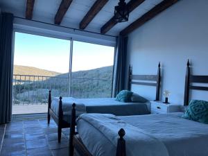 维拉多比斯坡Nature&Soul - MAR的一间卧室设有两张床和大窗户