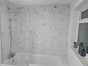 特伦特河畔斯托克Primrose Stays - 3 bedroom House的白色的浴室设有玻璃门淋浴