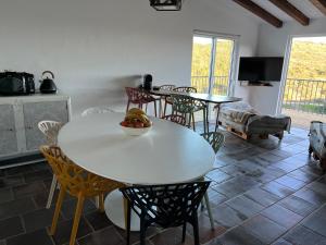维拉多比斯坡Nature&Soul - MAR的一间配备有白色桌椅的用餐室