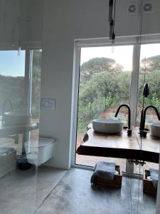 维拉多比斯坡Nature&Soul - MAR的一间带两个盥洗盆的浴室和一个大窗户