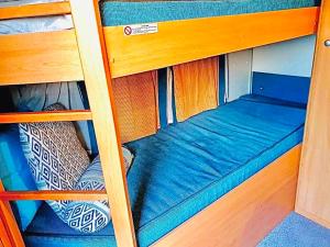 埃尔帕尔马Caravanas Con Encanto El Palmar 2的一张位于客房内双层床上的小床
